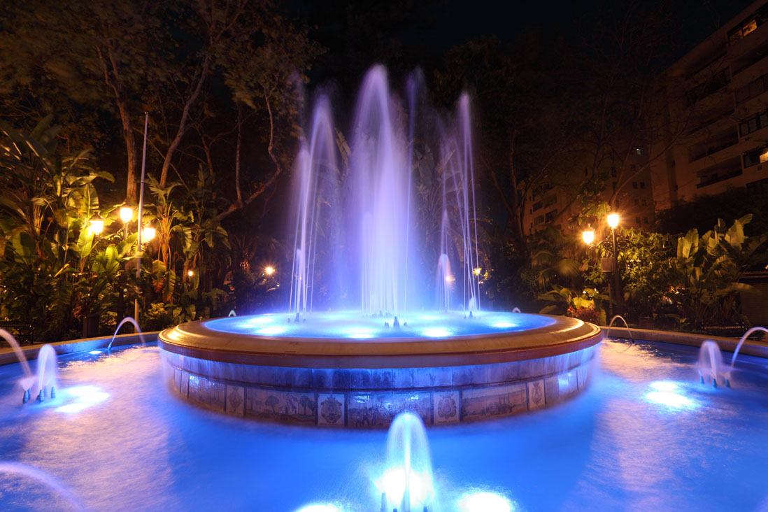 Fuente en el Parque de la Alameda de Marbella iluminada 