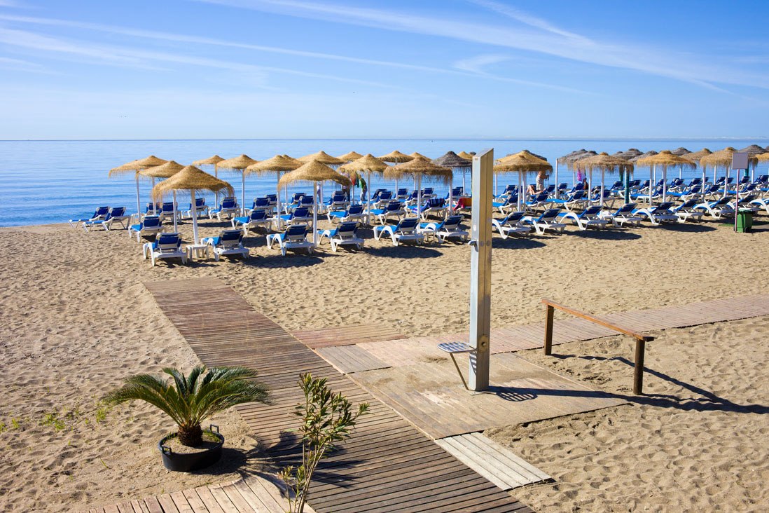 Sombrillas y parasoles en playa del Cable, Marbella
