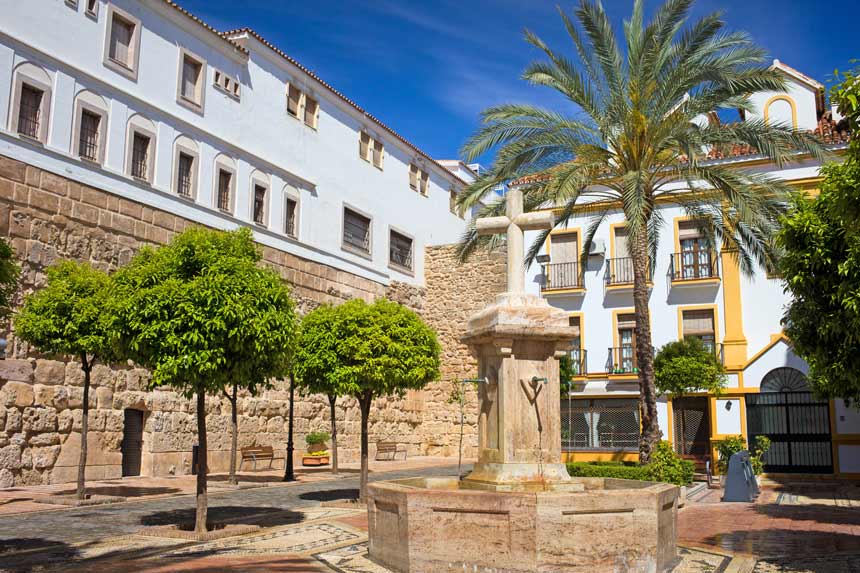 plaza de la iglesia en Marbella
