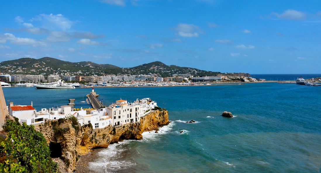 Vista panoramica del Barrio de Sa Penya junto al mar mediterraneao, ibiza