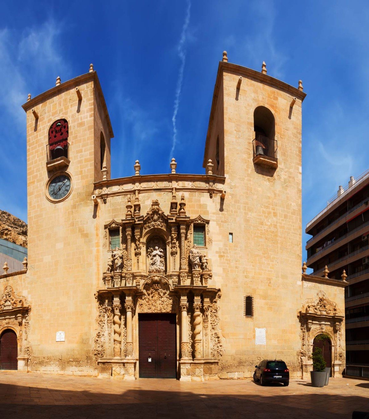 Fachada de la basilica de santa maria en Alicante