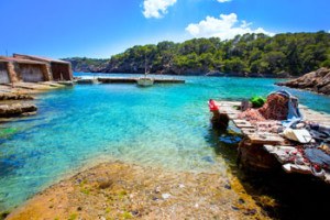 Imprescindibles de Santa Eulalia Aguas cristalinas de Cala Mastella en Santa Eulalia Isla de Ibiza