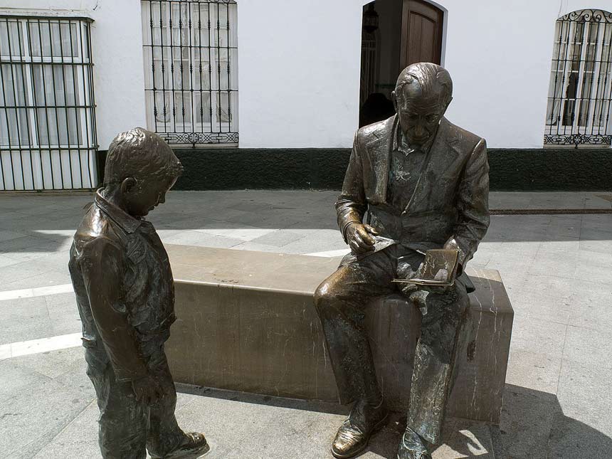 plaza de España en Conil de la Frontera estatua de Jose Saramago