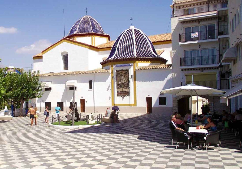 Imprescindibles de la Costa Blanca terrazas en la plaza en el casco antiguo de benidorm