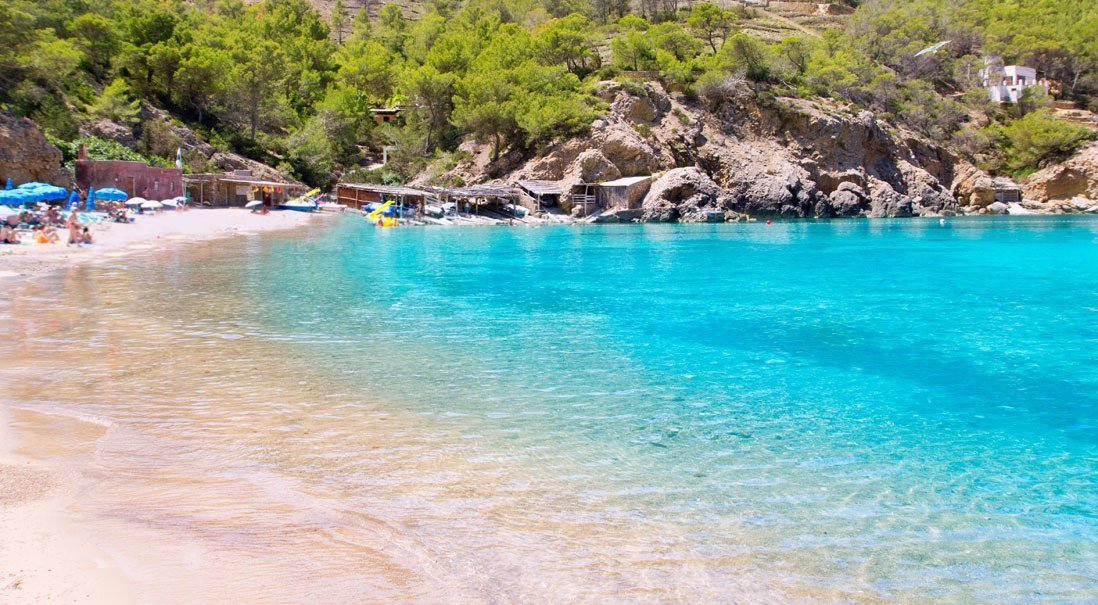 Aguas cristalinas de Cala Benirrás Isla de Ibiza