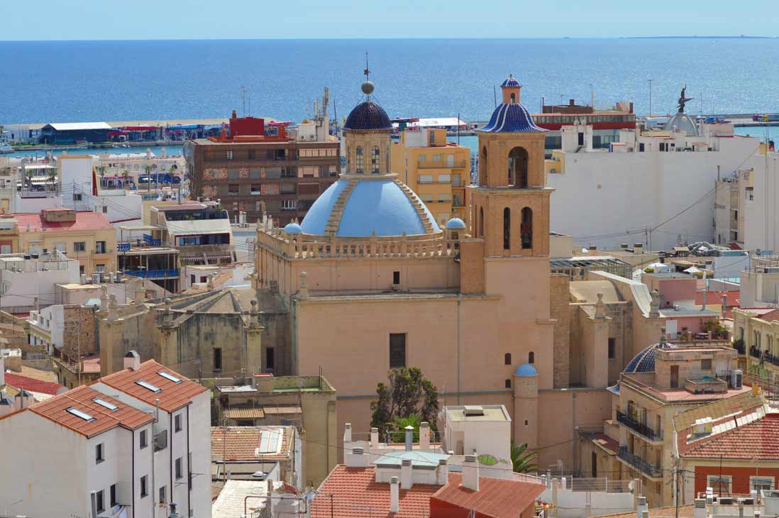 Vista panoramica de la Basilica de Santa María y el puerto de Alicante