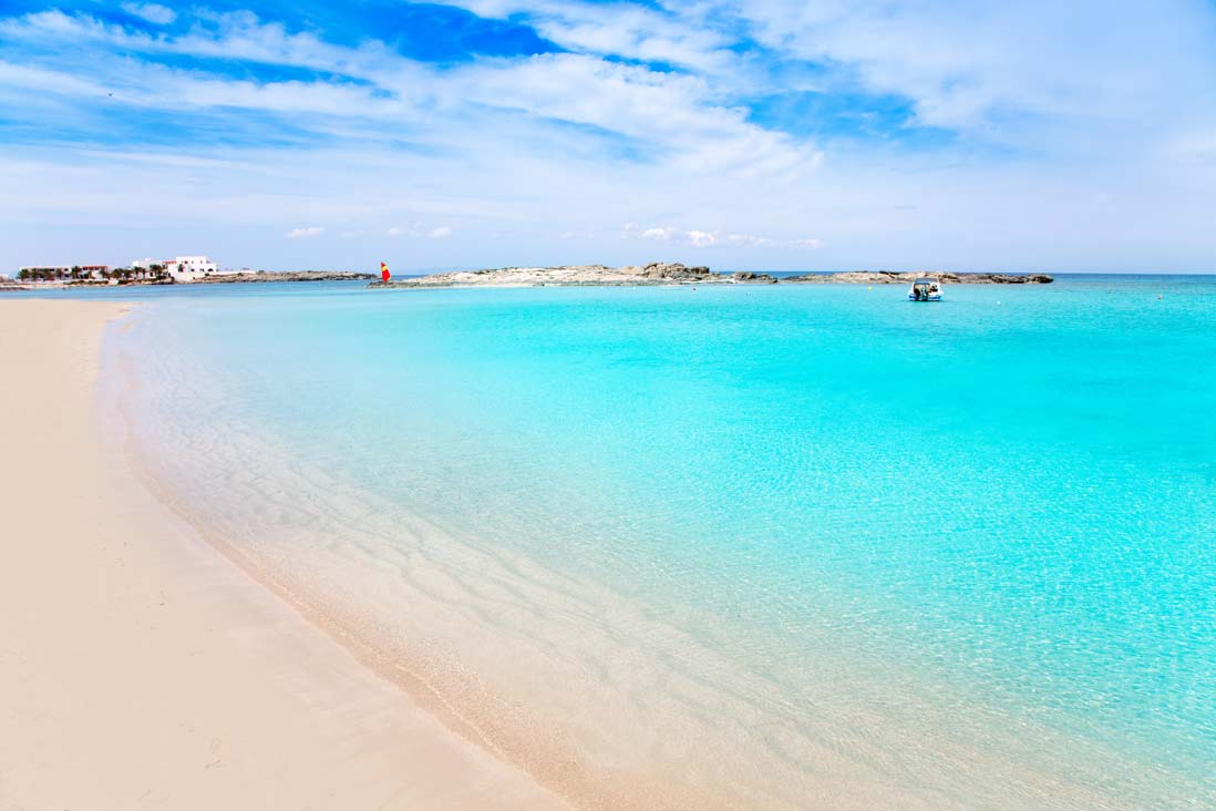 Aguas cristalinas de la Playa Es Pujols Formentera