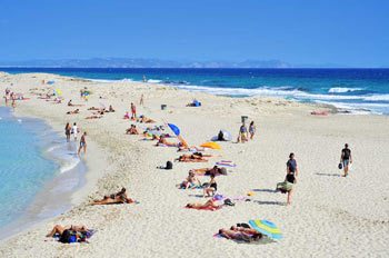 Bañistas en la playa paradisiaca Punta de Es Trucadors en Formentera