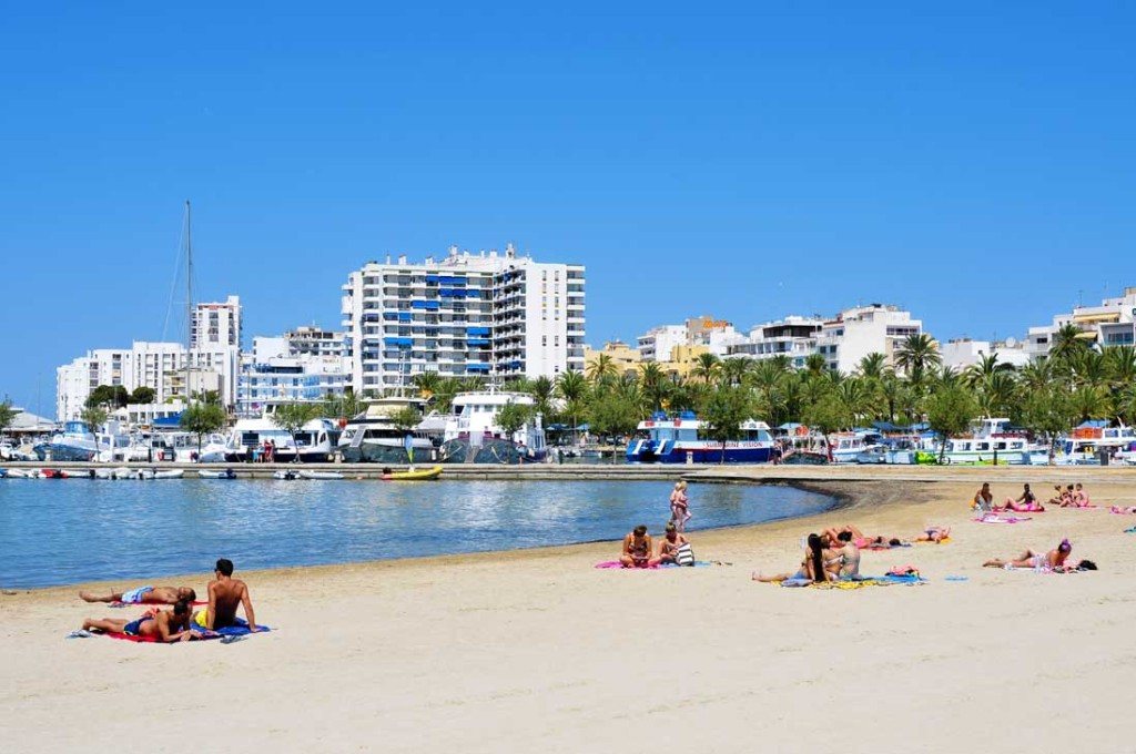 Playa-Sant-Antoni-Ibiza-Islas-Balears