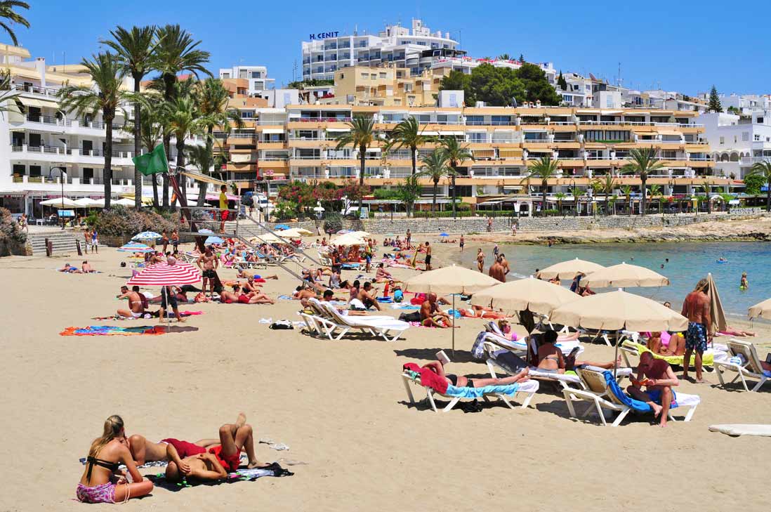 Bañistas en la playa Ses Figueretes, Ibiza