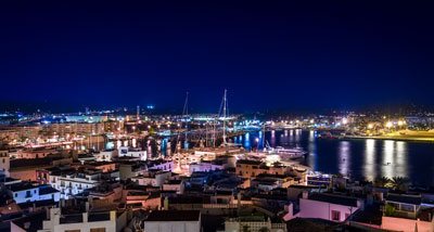 vista aerea del puerto de Ibiza por la noche