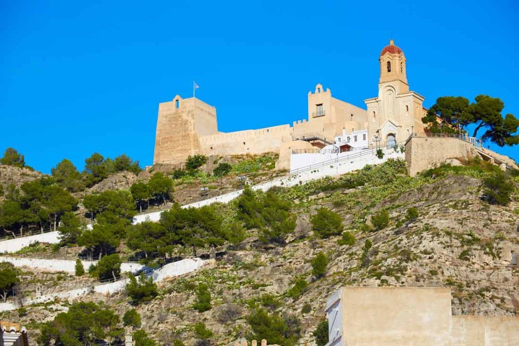 camino hacia el santuario de la virgen del castillo Cullera en la comunidad valenciana