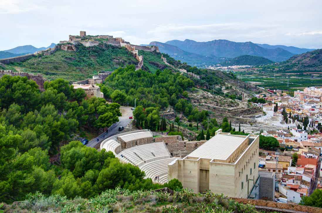 vista panoramica del castillo de sagunto con el pueblo a bajo y el teatro romano