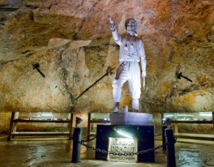 Imprescindibles de Cullera estatua del pirata dragut en las cuevas del dragut de cullera