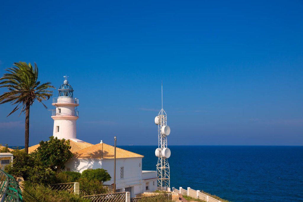 vista panoramica del faro de cullera frente al mar Mediterráneo