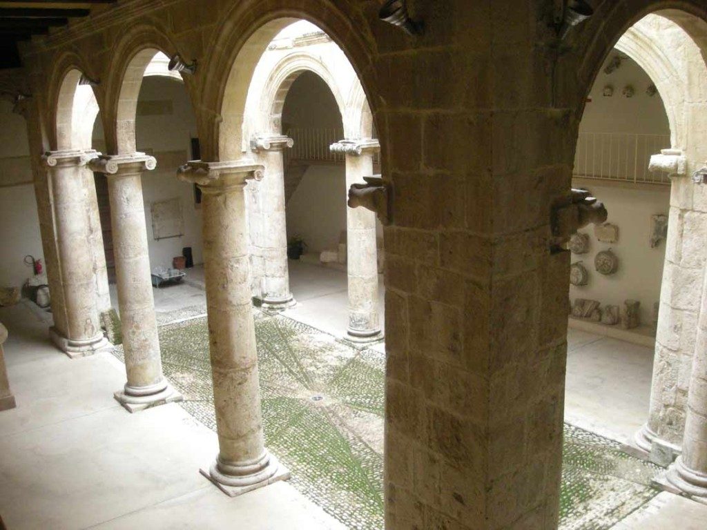Imprescindibles de Xàtiva claustro del museo almodi de xativa
