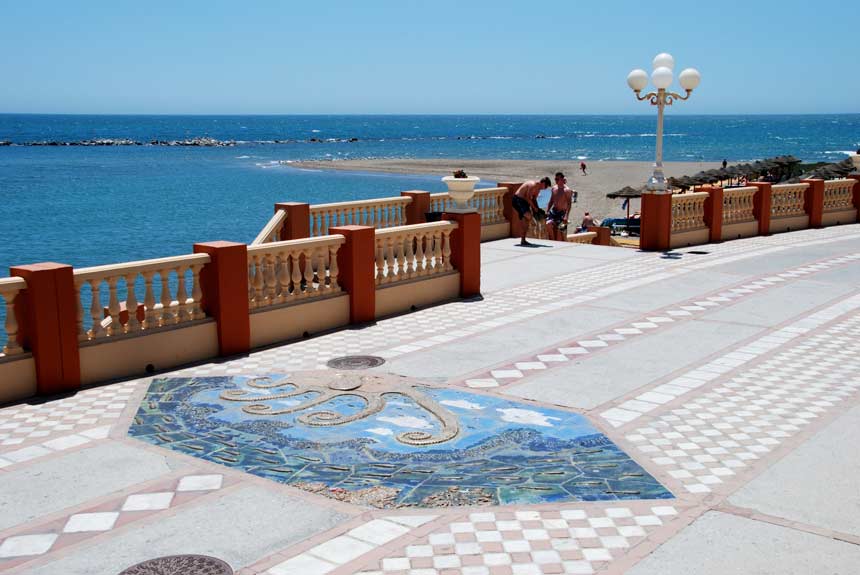 paseo maritimo de la playa de santa ana en Benalmádena paseo maritimo de la playa de santa ana en Benalmadena