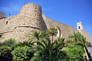 Torre de la Peça y murallas en el casco antiguo Calpe