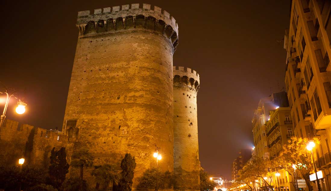 torres de quart iluminadas por la noche en valencia