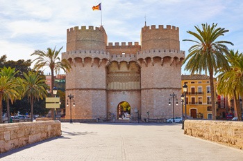 vista frontal de las Torres de Serranos en valencia