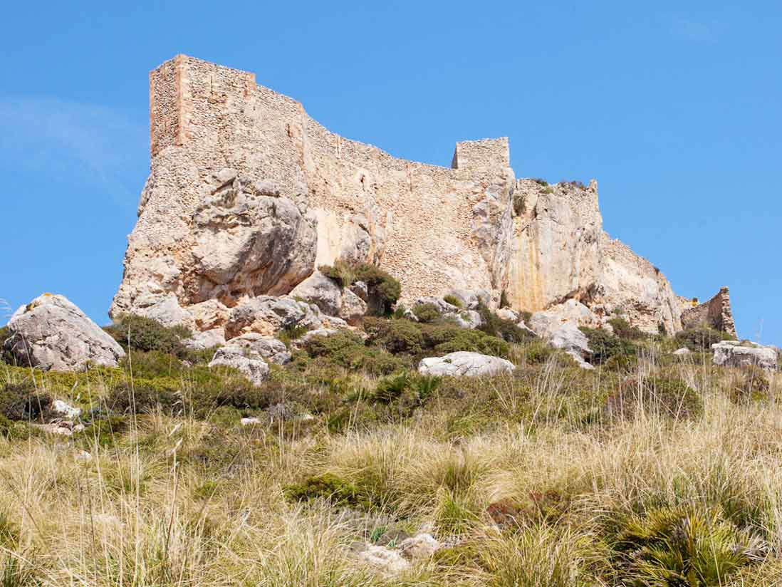 murallas del antiguo Castillo del Rey de Pollensa