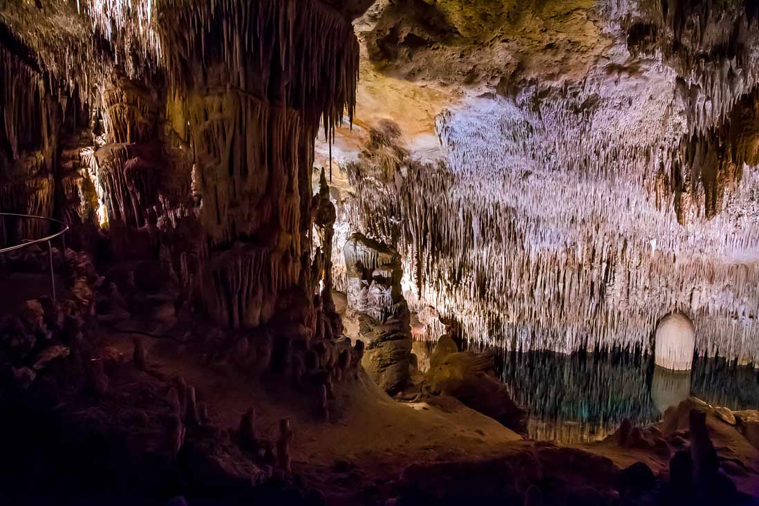 magnificas estalactitats en las cuevas del Drach en Porto Cristo