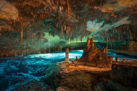 Lago subterraneo en las cuevas del Drach en Porto Cristo