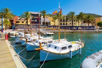Barcos tradicionales en el Puerto de Andratx en Mallorca