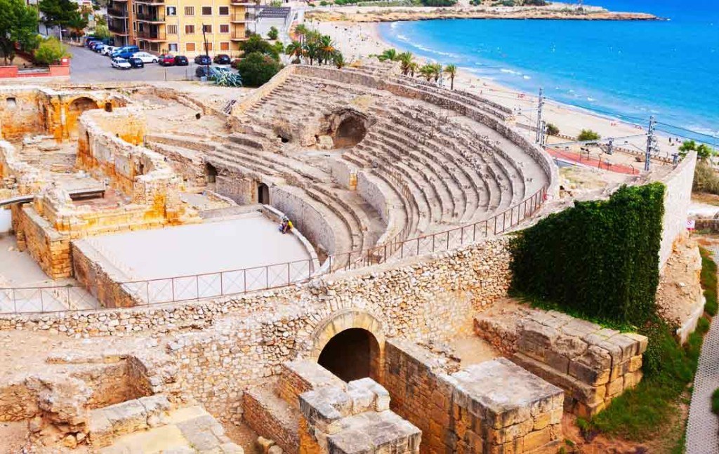 vista panoramica del anfiteatro romano de Tarragona al lado del mar