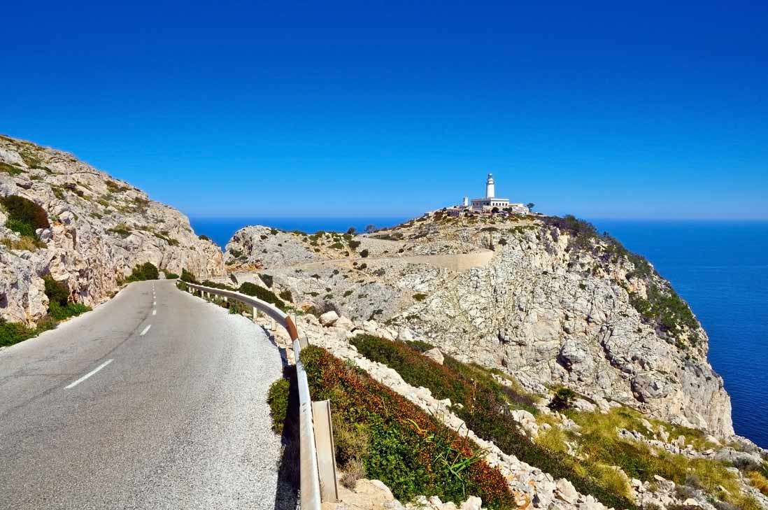 carretera de curvas hacia el faro formentor en Mallorca
