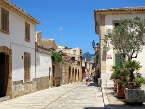 Calles estrechas y empedradas del casco antiguo de Alcudia Mallorca . Imprescindibles de Alcudia