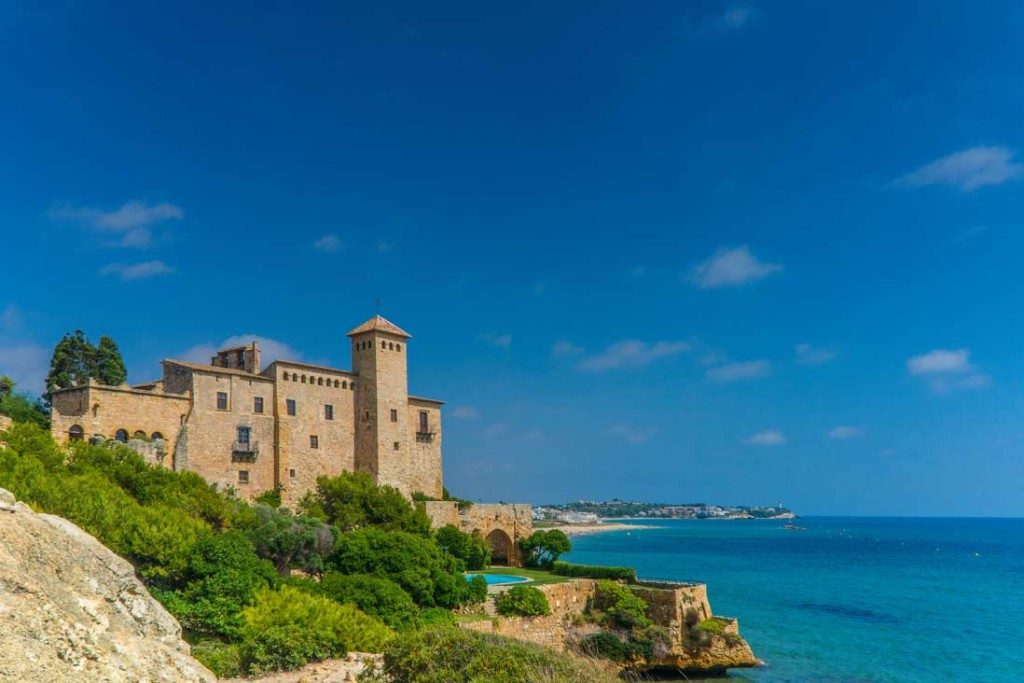 Imprescindibles de la Costa Dorada panoramica castell de Tamarit junto al mar mediterraneo en la Costa Dorada