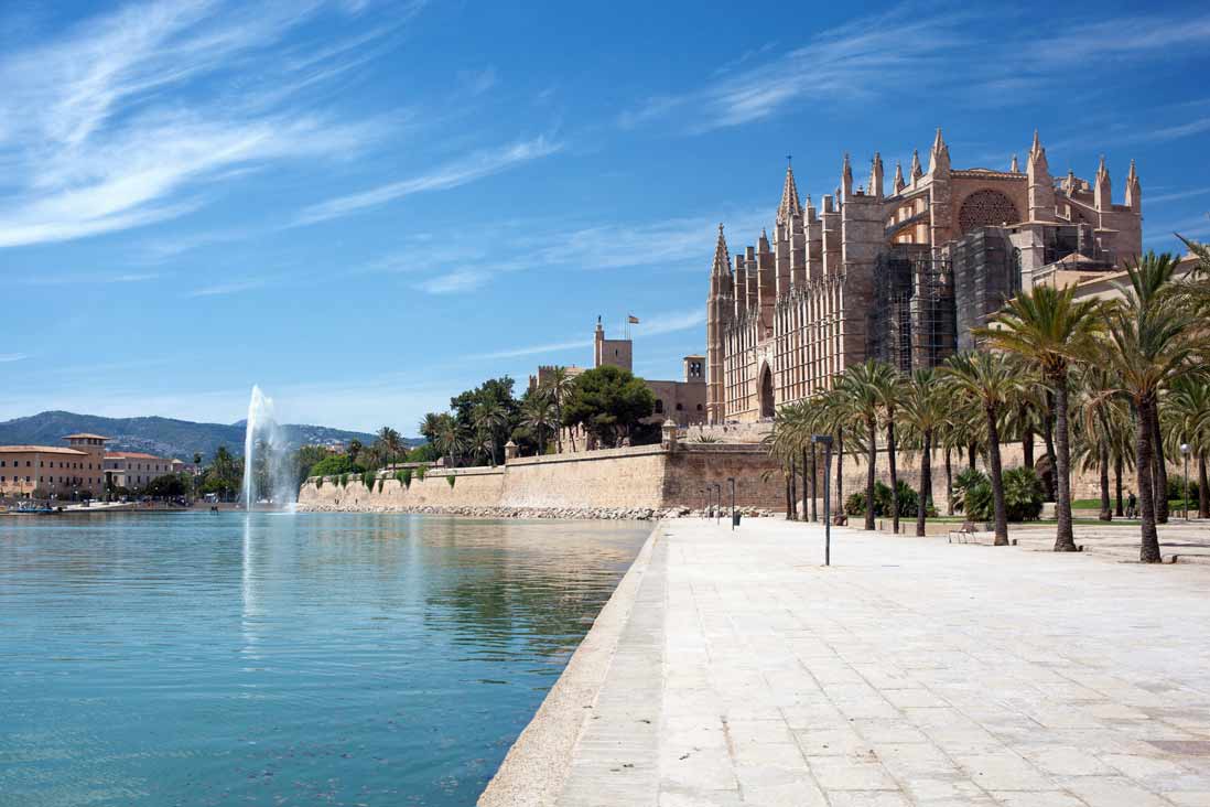 Imprscindibles de Mallorca gran catedral de Palma frente al lago artificial
