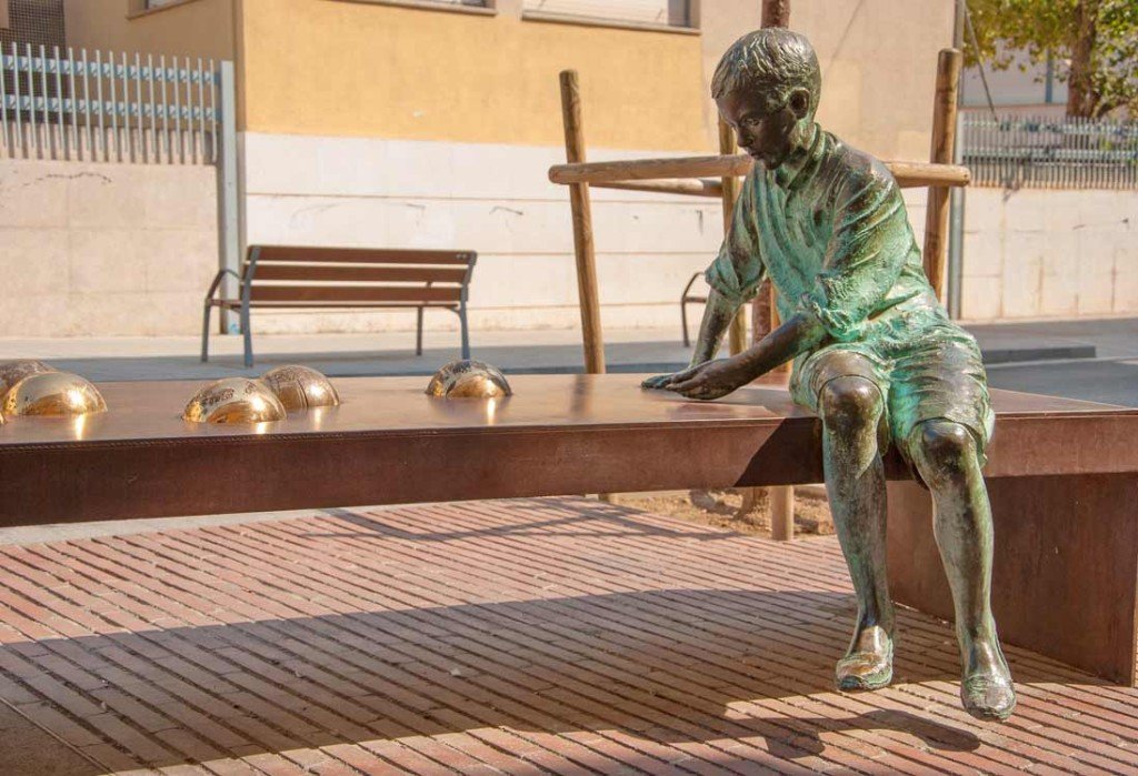 Imprescindibles de la Costa Dorada estatua de un joven Gaudi en Reus