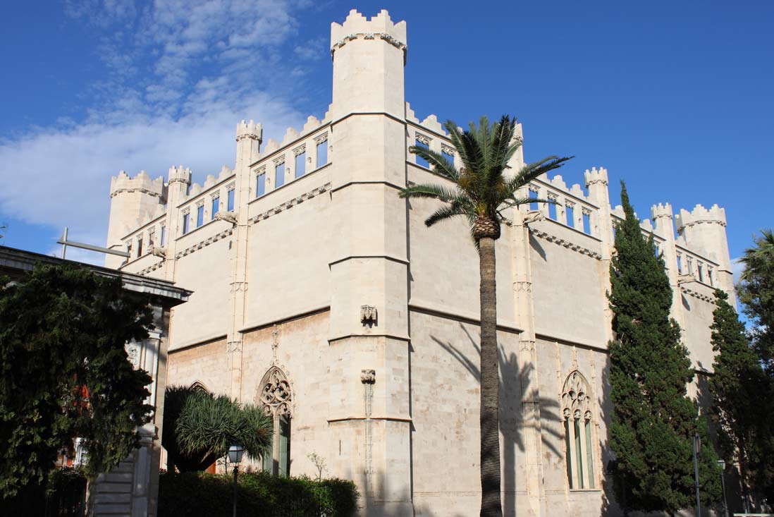 fachada de la lonja de Palma en Mallorca