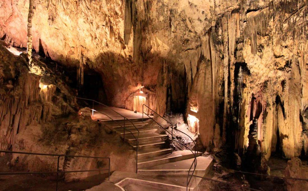 interior de las cuevas de arta en Mallorca