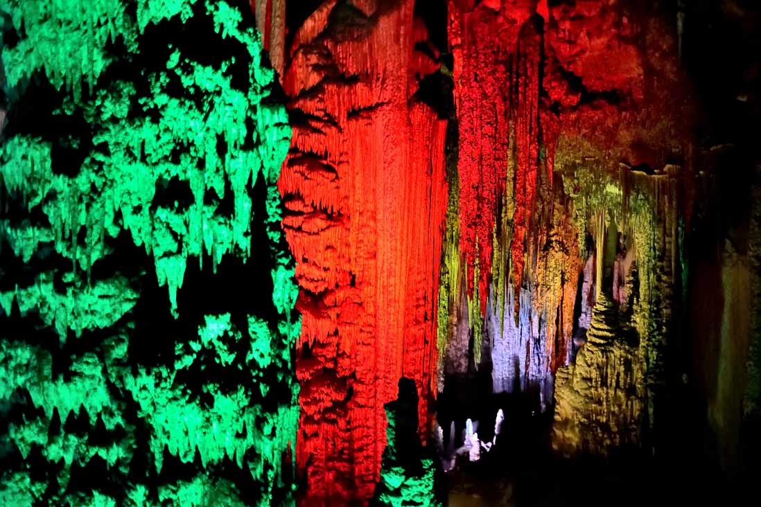 estalactitas y estalacmitas del interior de las cuevas de arta