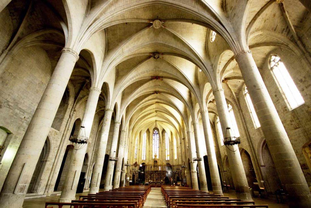 interior de la catedral de l'emporda en la Costa Brava Casco antiguo de Castelló d'Empúries