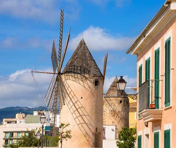 antiguos molinos de viento en el barrio es Jonquet en Palma de Mallorca