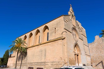 gran fachada principal de la iglesia de Sant Jaume en Alcudia al norte de Mallorca