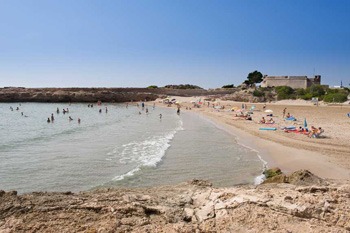 bañistas en la playa Sant Jordi en Ametlla de Mar