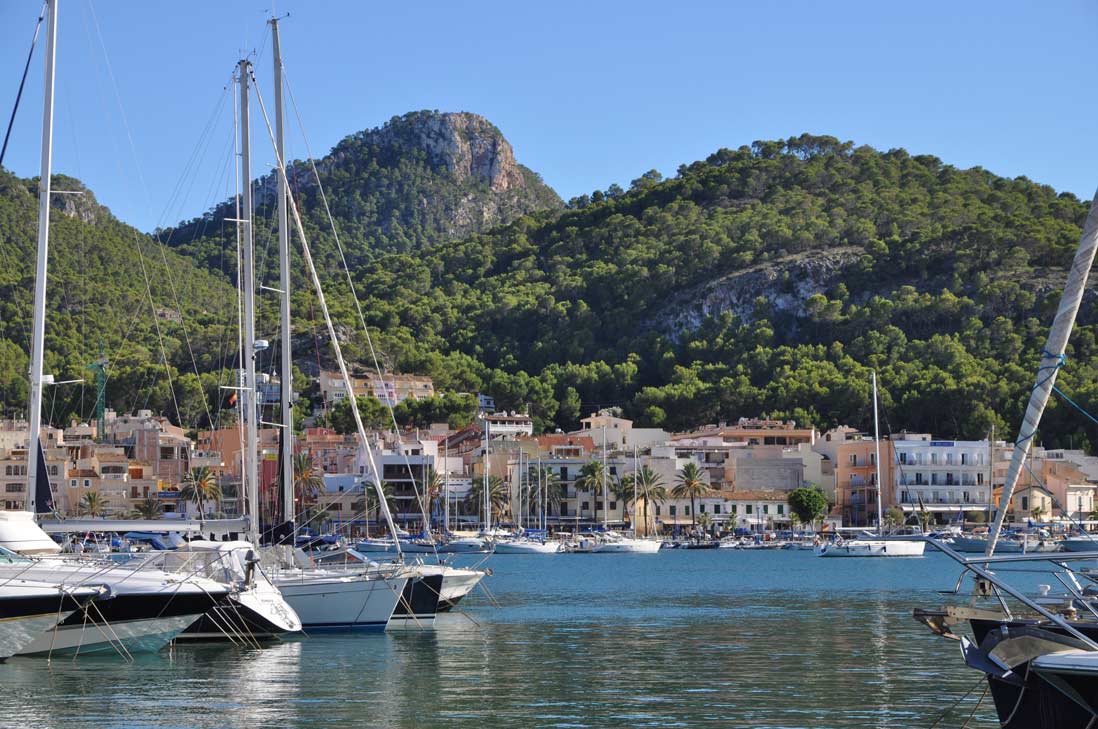 barcos de lujo en el puerto de Andratx en Mallorca