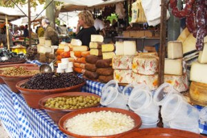 puestos de productos en el mercado de Alcudia Imprescindibles de Alcudia