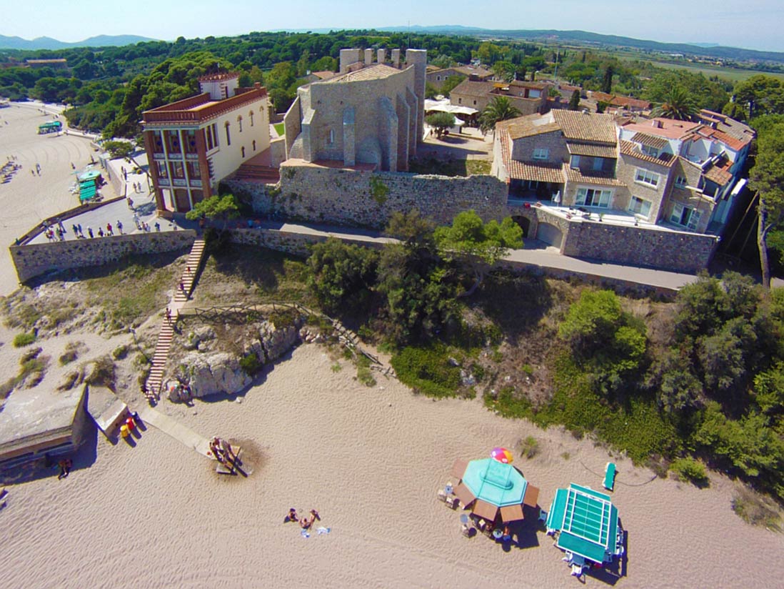vista aerea del pueblo de sant marti d'empuries junto a la playa en la costa brava