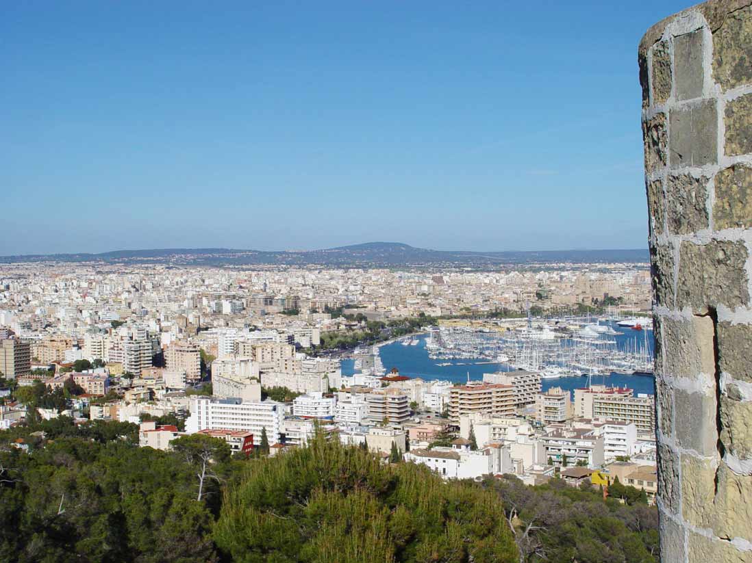 vista panoramica de la ciudad de Palma de Mallorca desde lo alto del castillo de Bellver