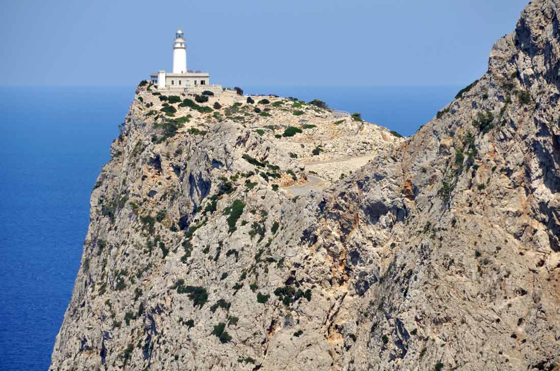 vista panoramica acantilados en el faro de Formentor en Mallorca
