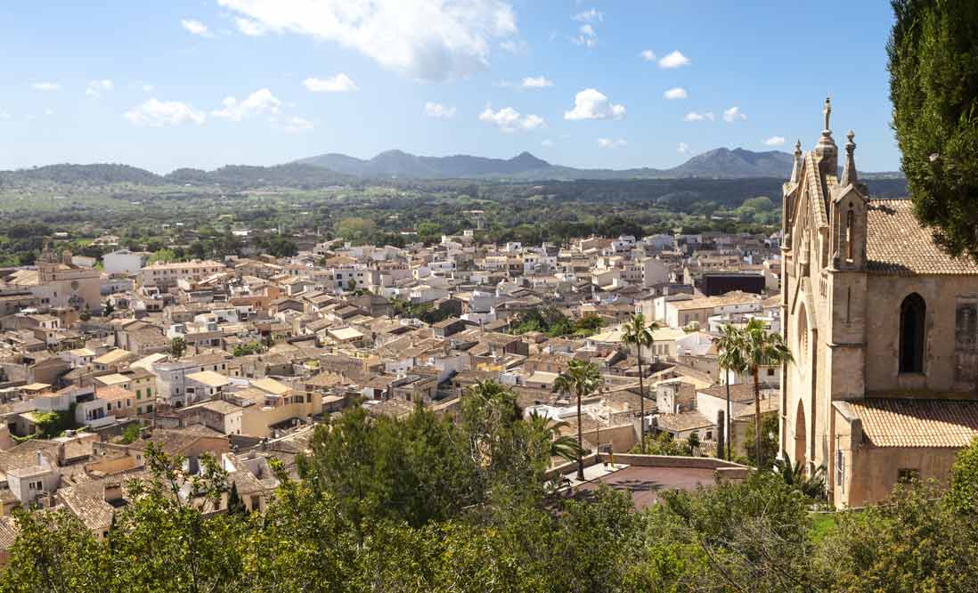 vista panoramica desde lo alto del municipio de Arta en Mallorca