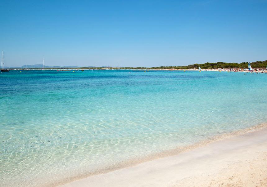 Aguas cristalinas y transparentes de la playa de Es Trenc en Mallorca