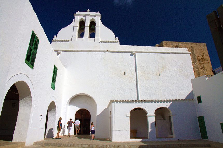 Entrada de la Iglesia de Sant Antoni de Portmany en Ibiza