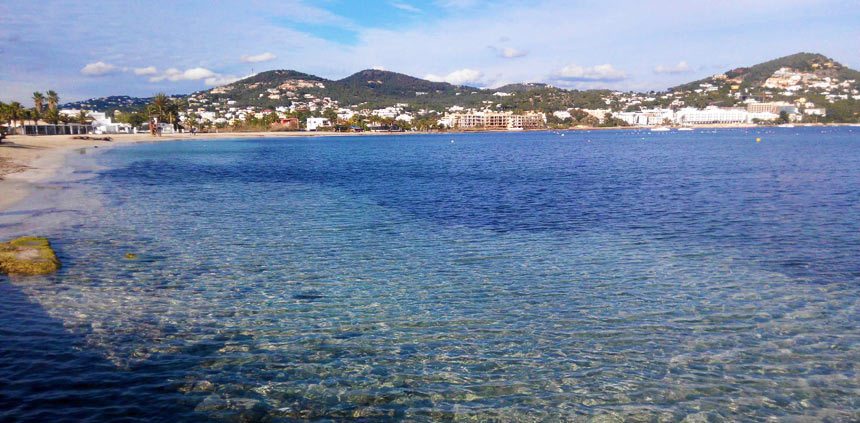 Aguas cristalinas en la Playa de Talamanca en Ibiza